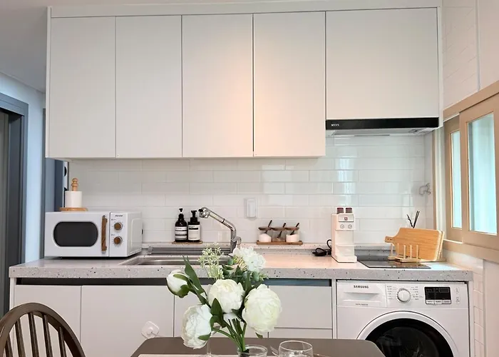 Hongdae Yeonnam Mangwon Walking Distance 3qbed Airport Railroad Luggage Storage Parking